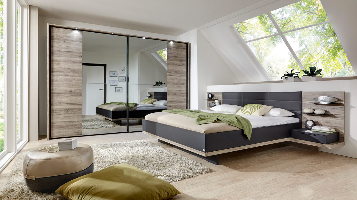 Schlafzimmer mit Doppelbettgestell und Schwebetürenschrank